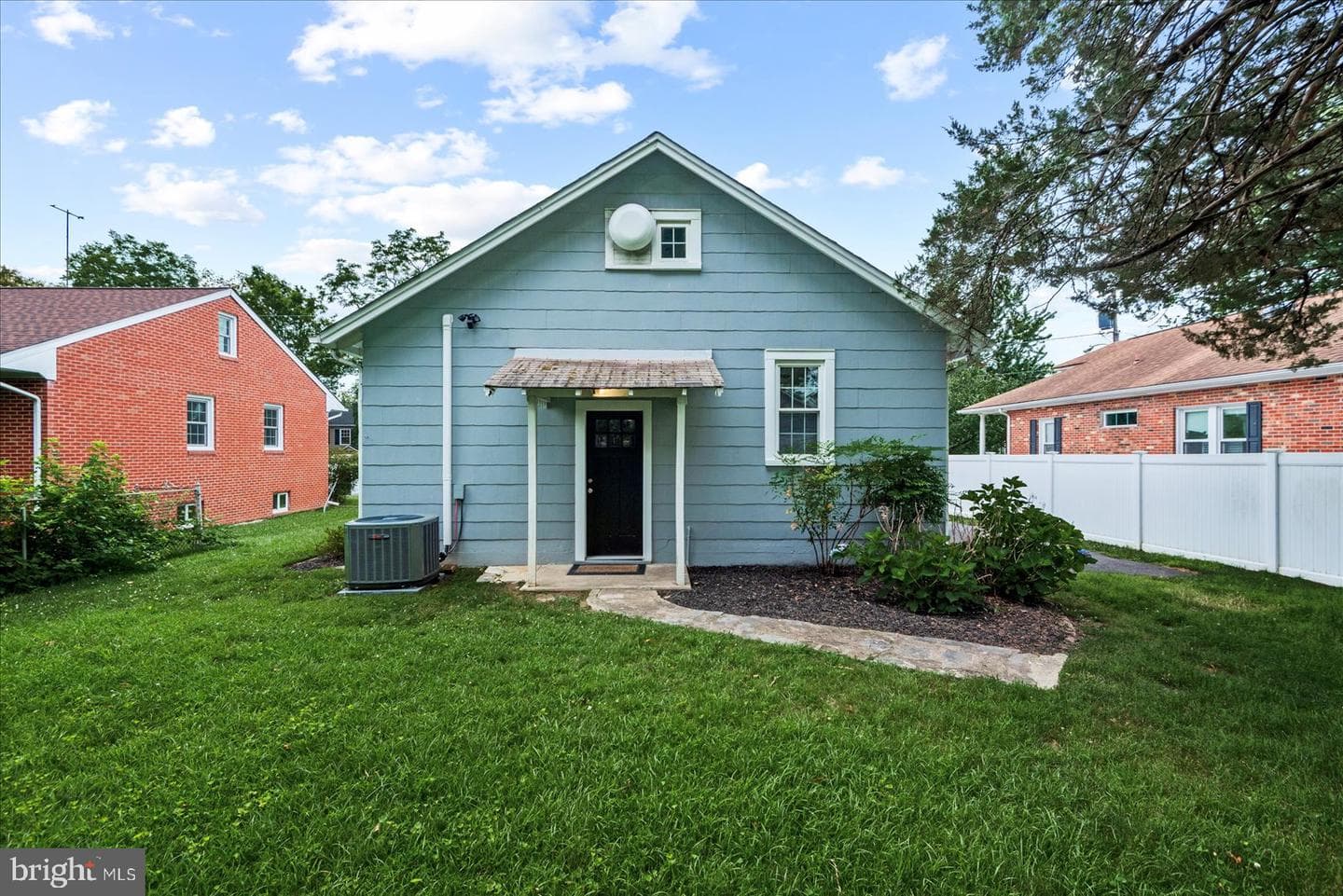 1213 Rowe Street photo 28