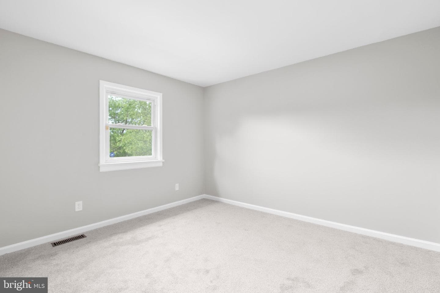 231 Ivanhoe Court photo 23