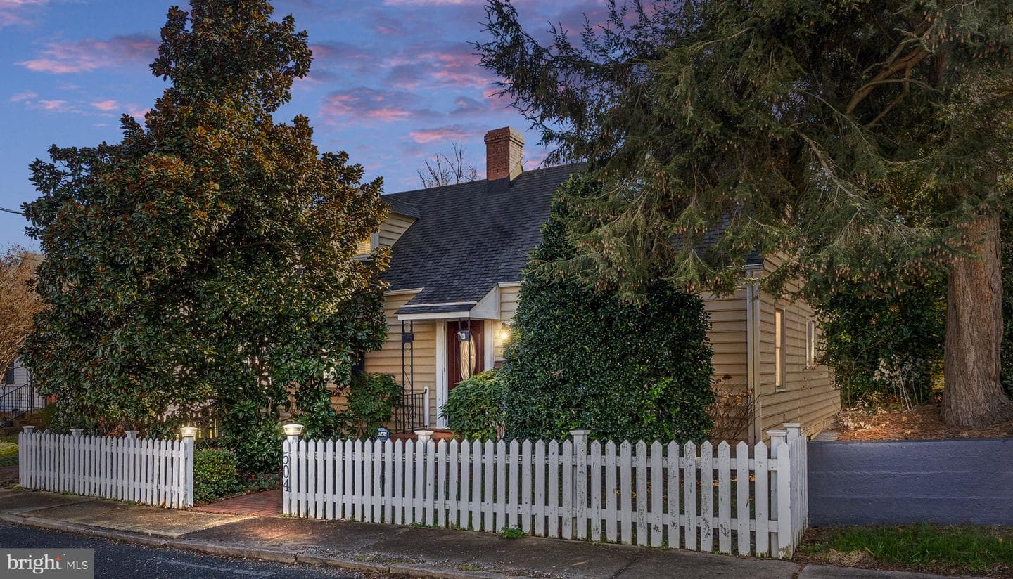 504 Hawke Street photo 2