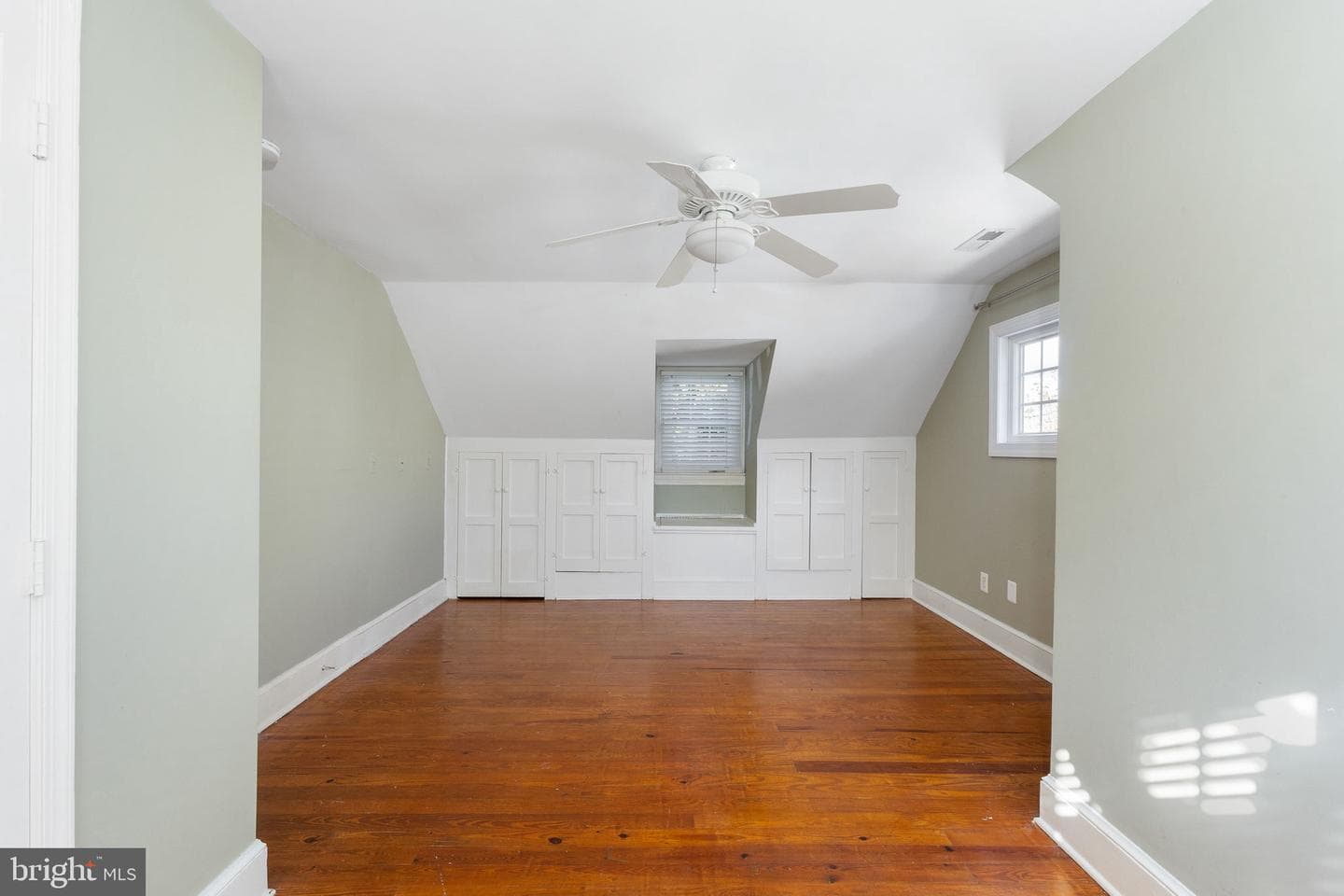 504 Hawke Street photo 32
