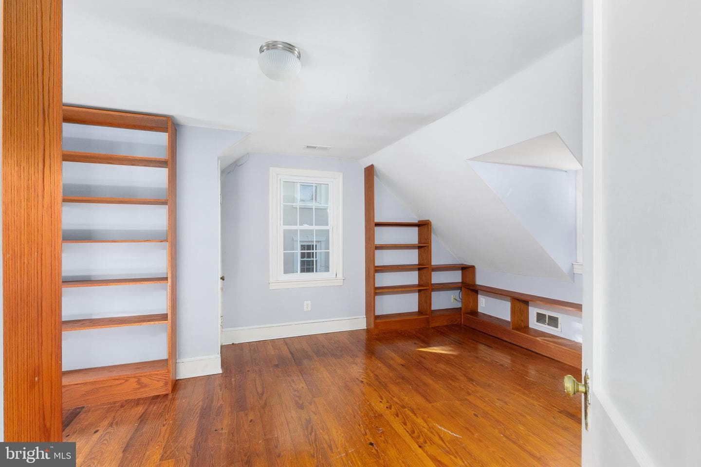 504 Hawke Street photo 40