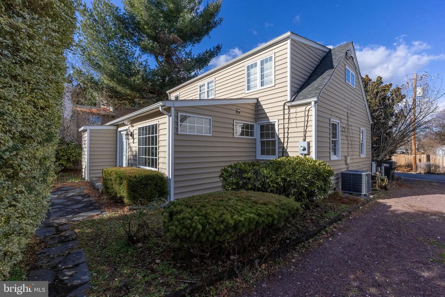 504 Hawke Street photo 47