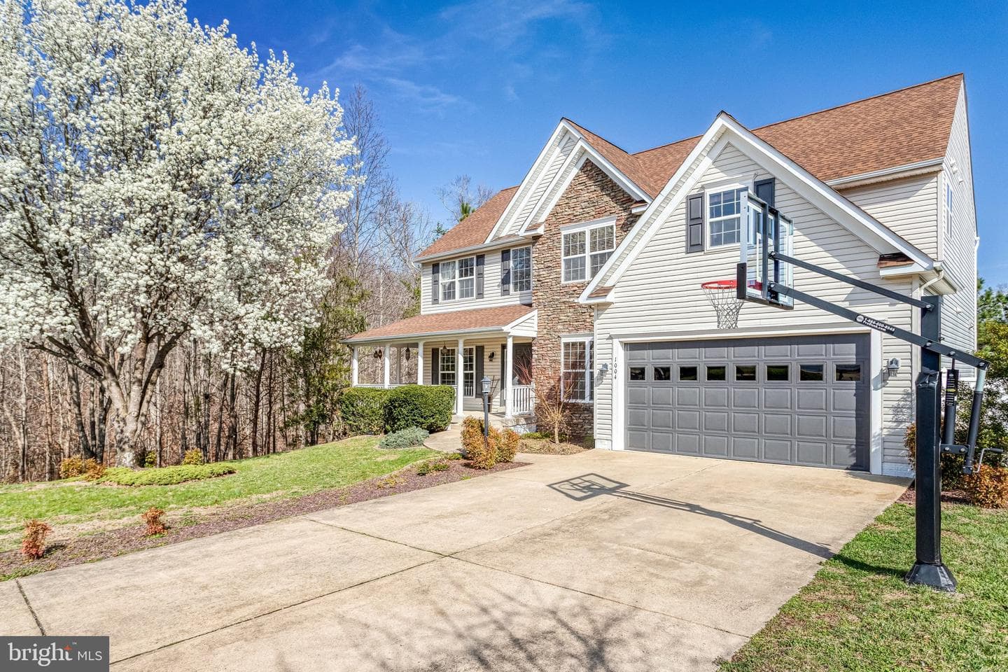 1004 Oakwood Court photo 2