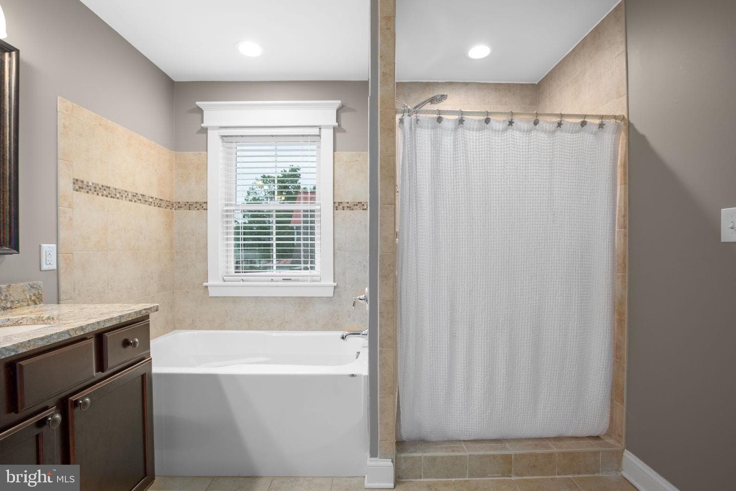 705 Charlotte Street photo 30