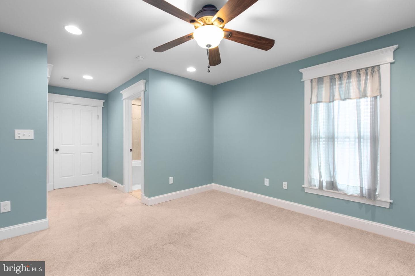 705 Charlotte Street photo 34