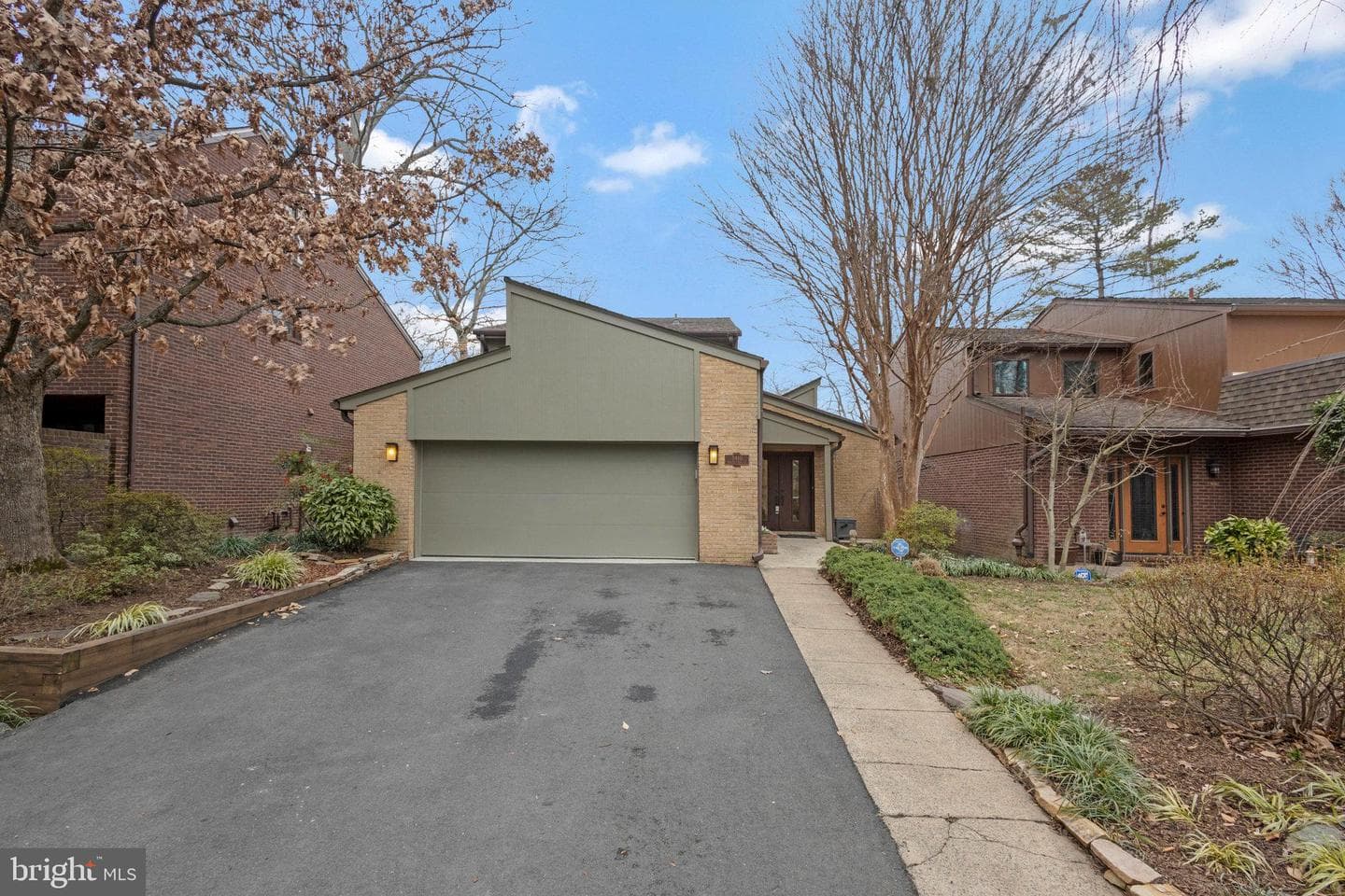 3410 White Oak Court photo 1