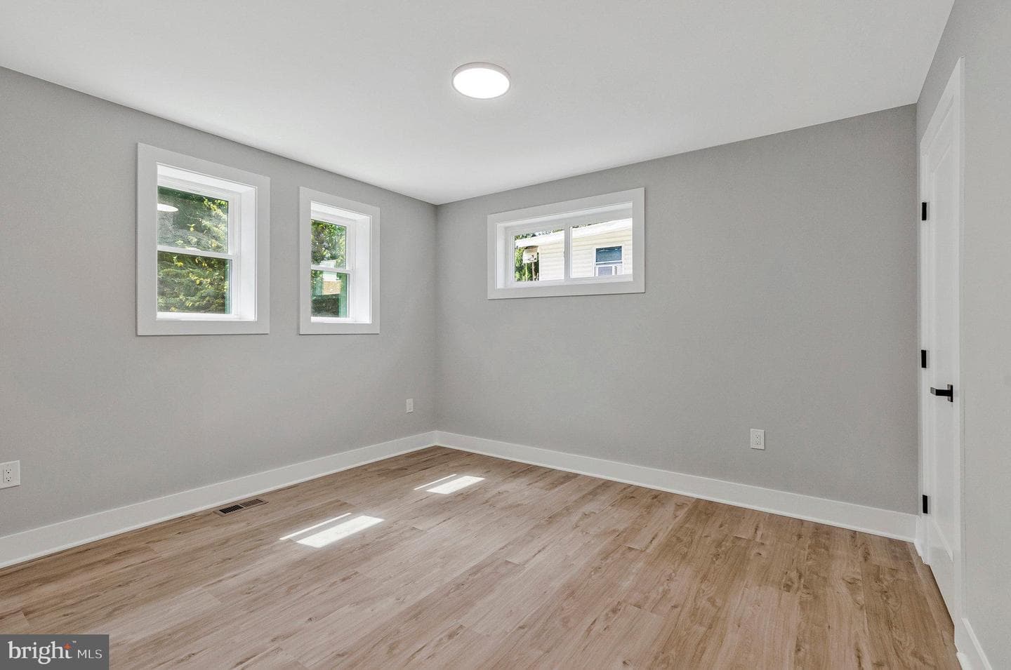 10211 Stratford Avenue photo 30