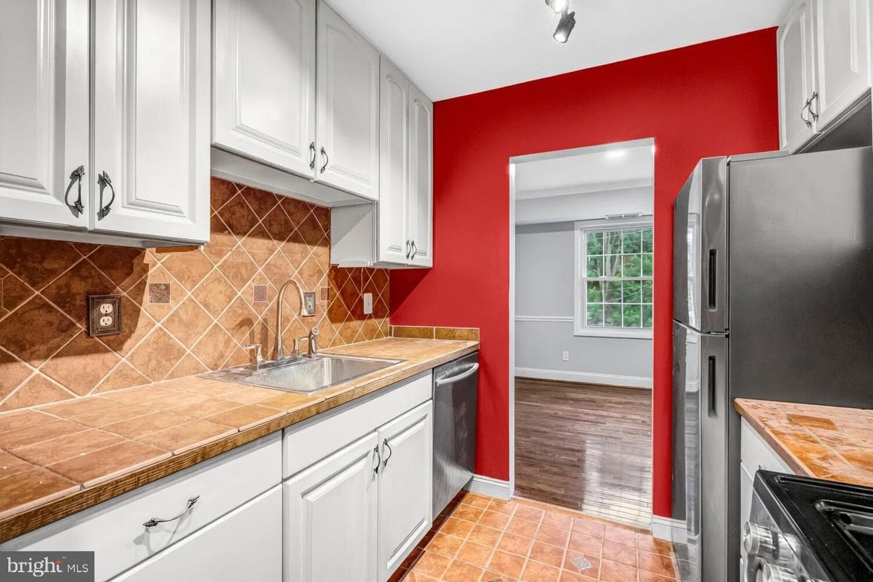 3961 Lyndhurst Drive #303 photo 3