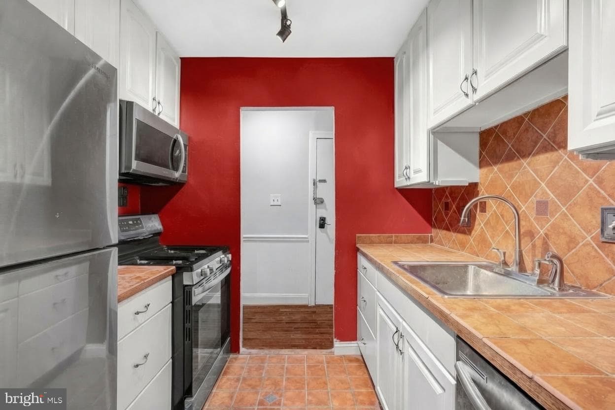 3961 Lyndhurst Drive #303 photo 4
