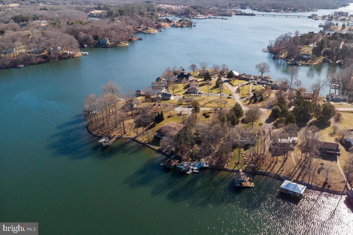 1031 Lakemount Drive photo 10