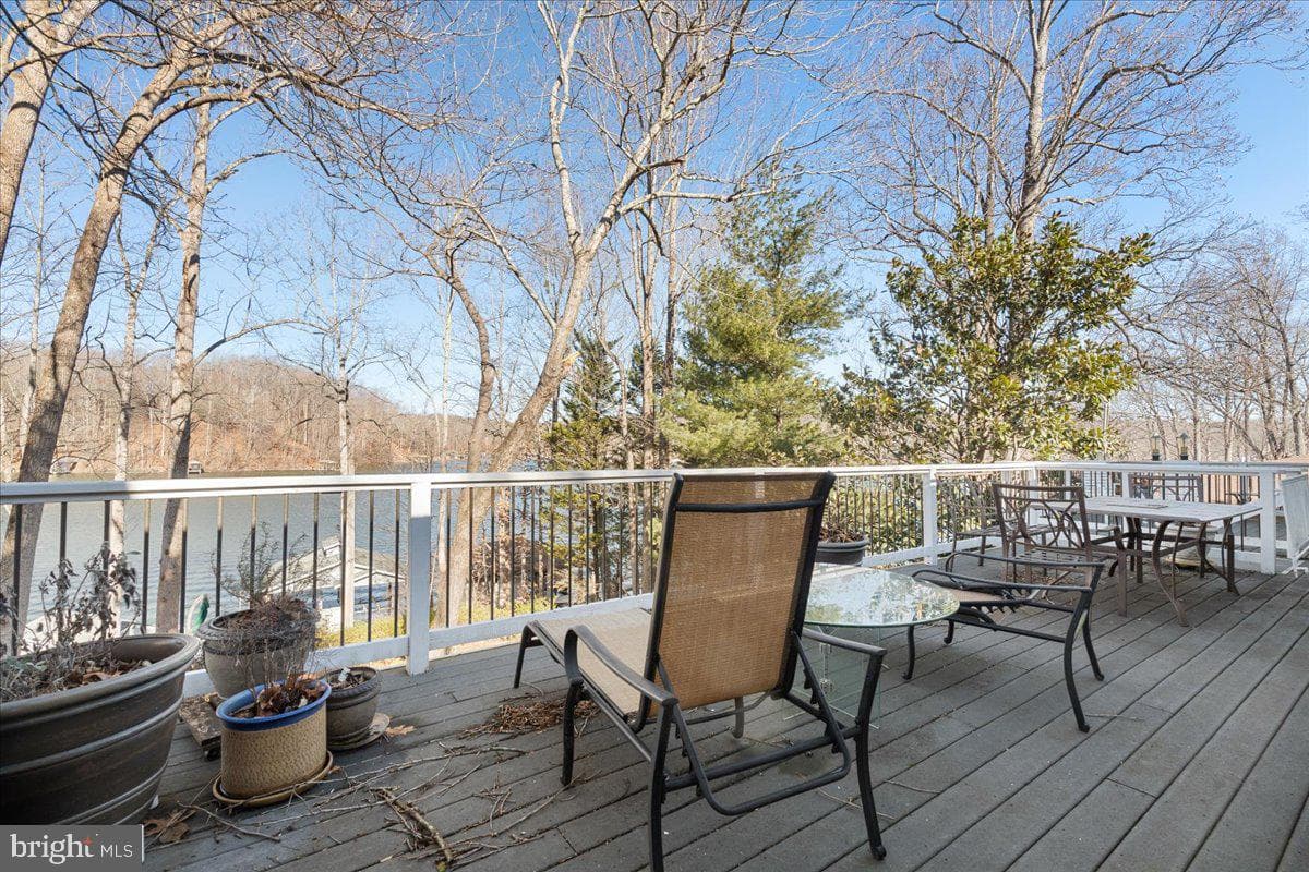 1031 Lakemount Drive photo 18