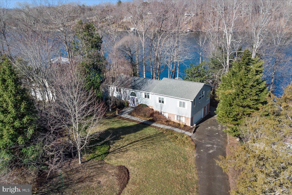 1031 Lakemount Drive photo 2