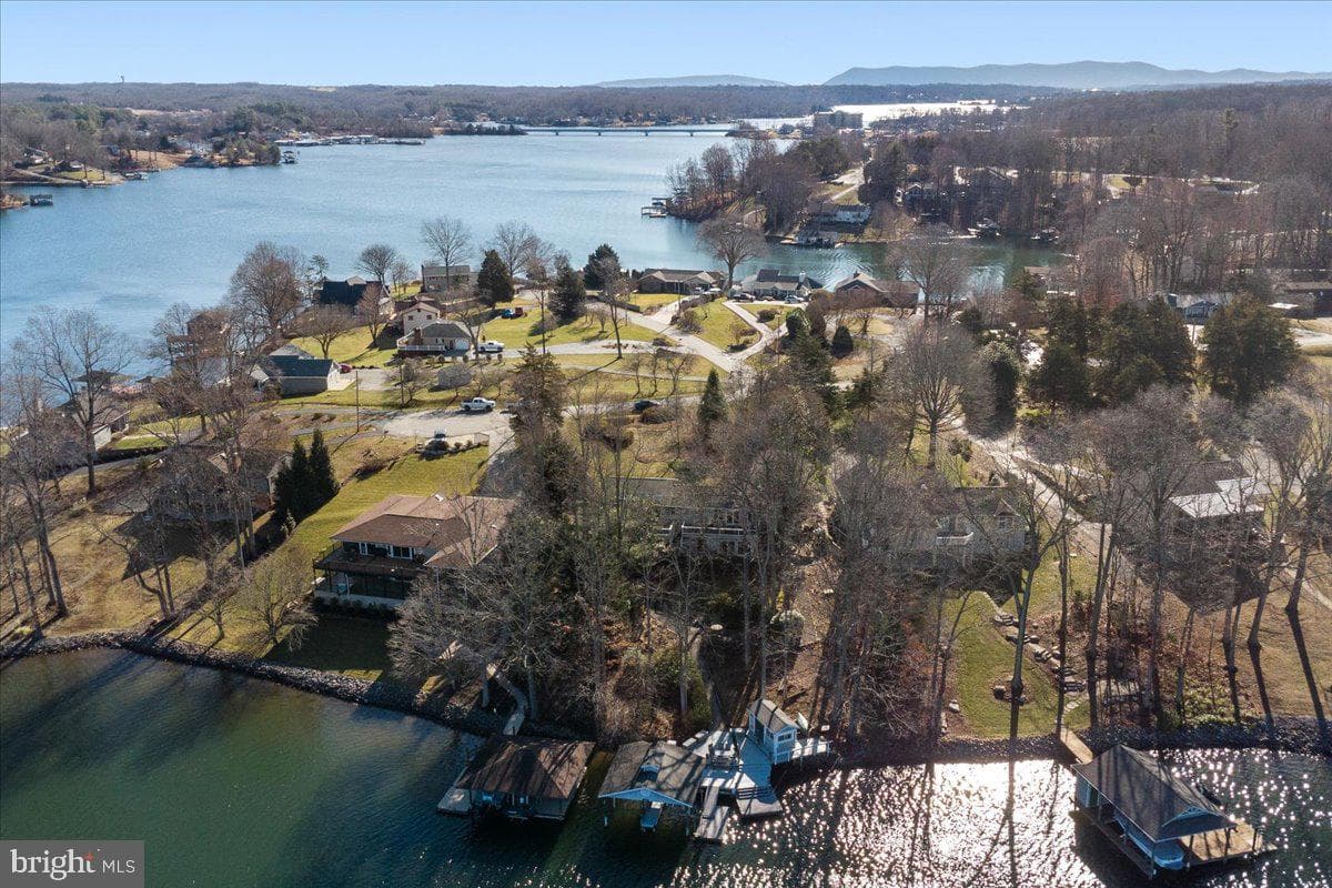 1031 Lakemount Drive photo 3