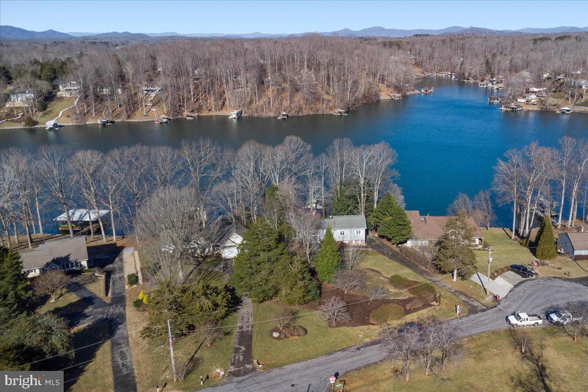 1031 Lakemount Drive photo 6