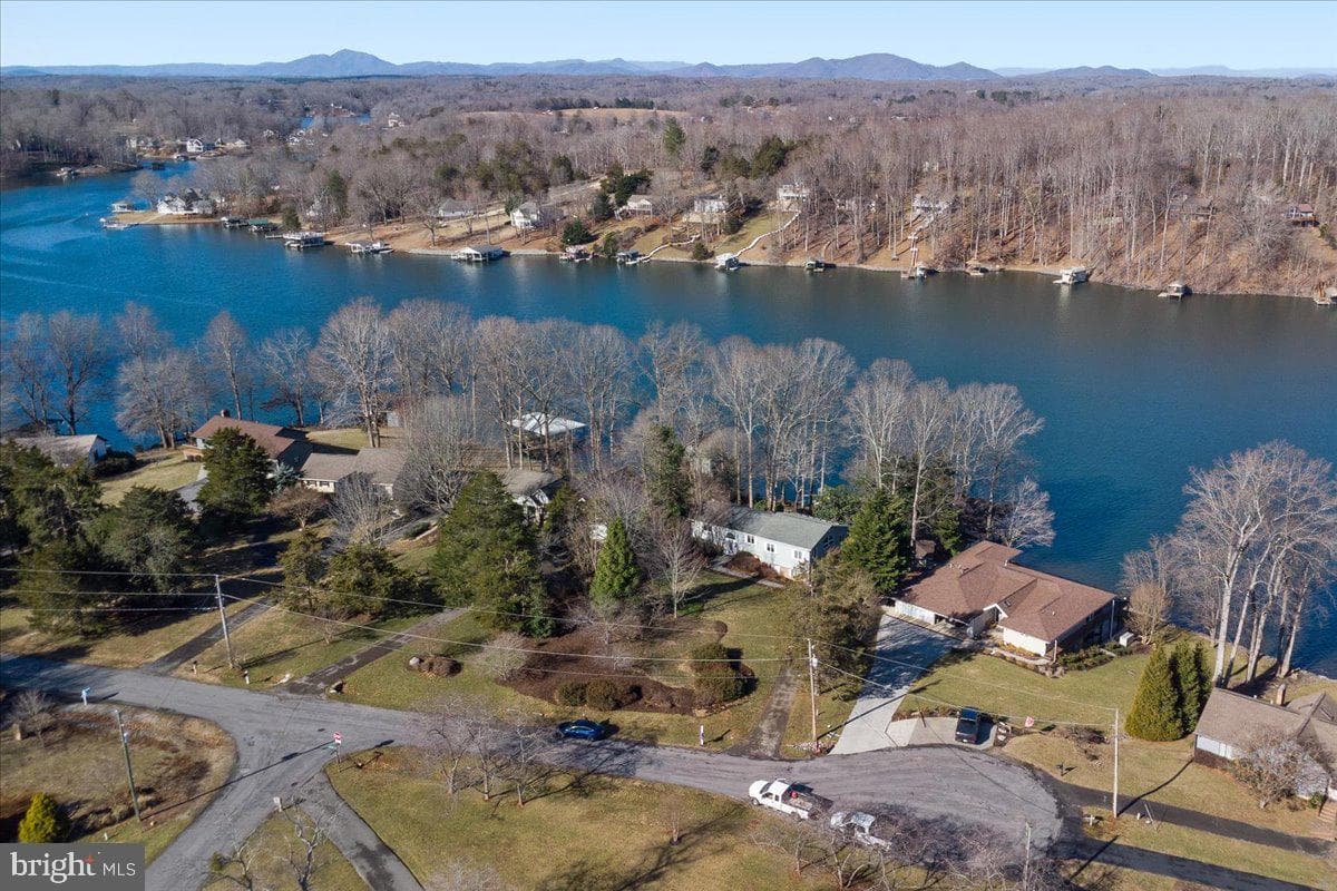 1031 Lakemount Drive photo 7