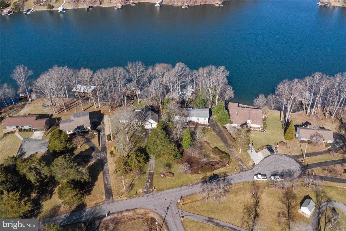 1031 Lakemount Drive photo 8