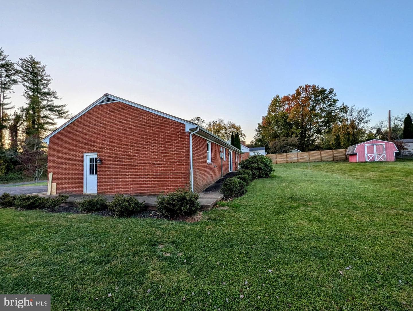7196 Airlie Road photo 5
