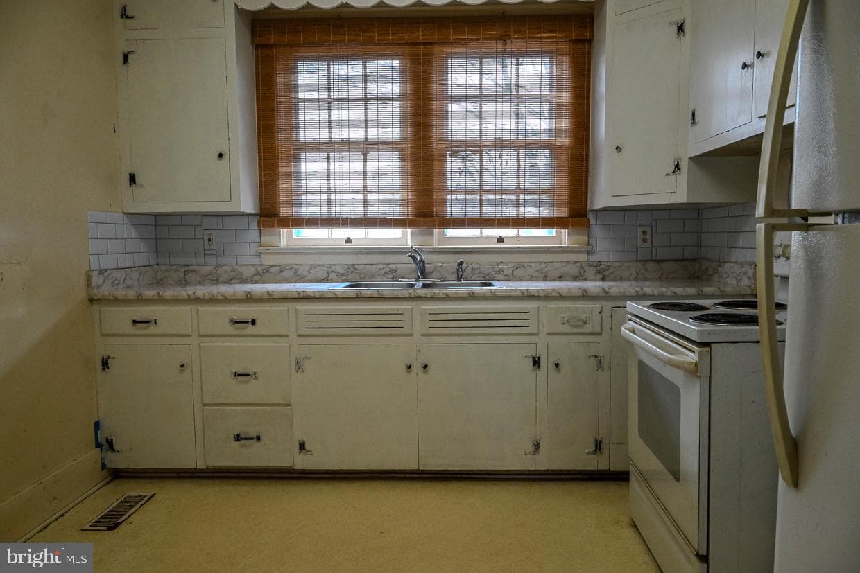 8556 Anderson Avenue photo 13