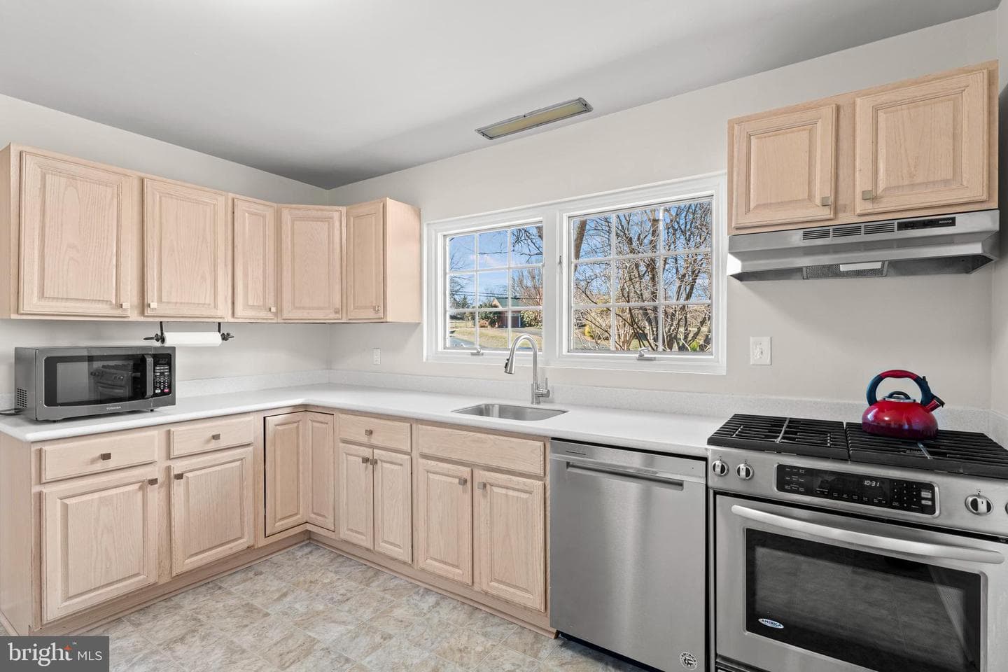 384 Winchester Street photo 2