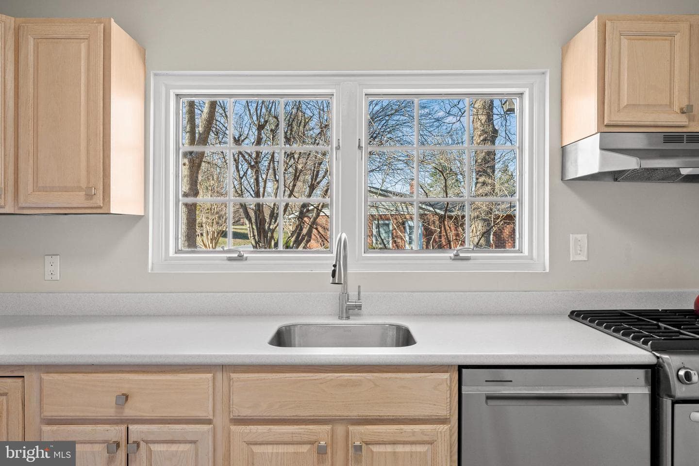 384 Winchester Street photo 3