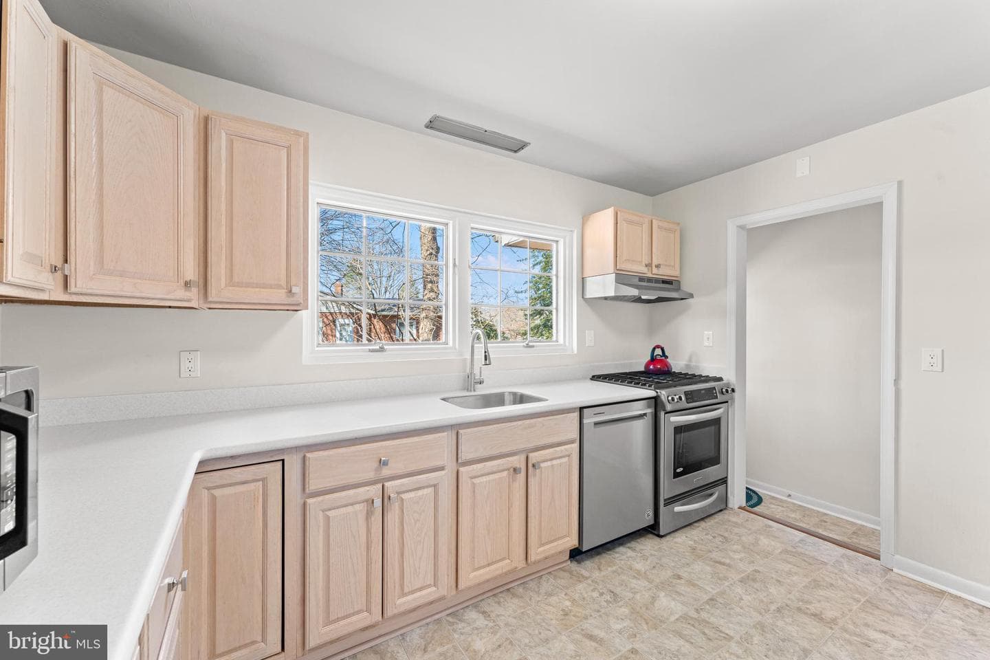 384 Winchester Street photo 4