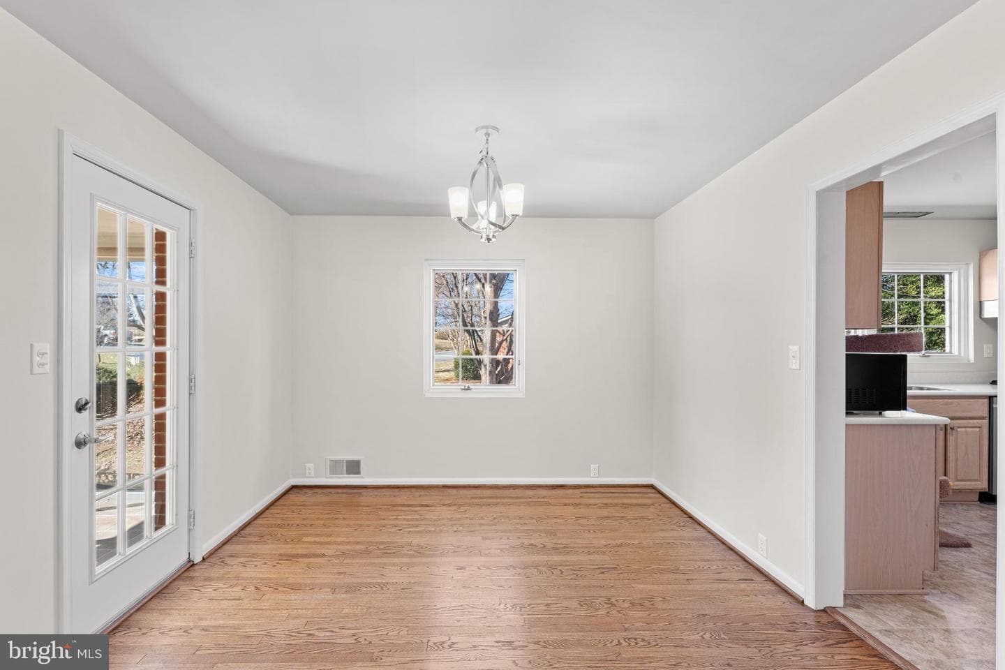 384 Winchester Street photo 6