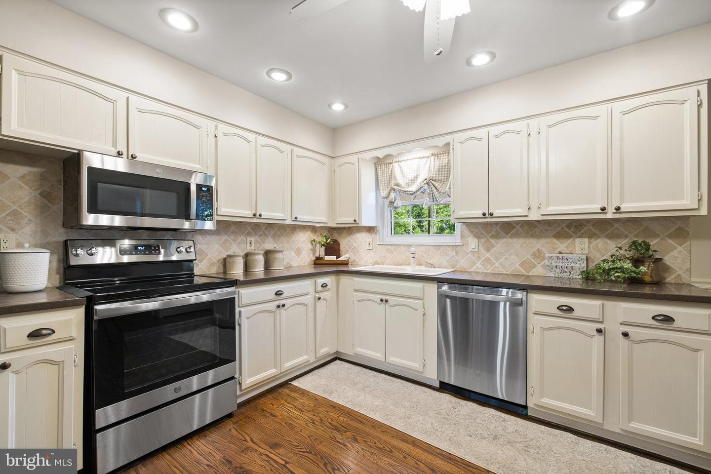 7034 Stafford Street photo 15
