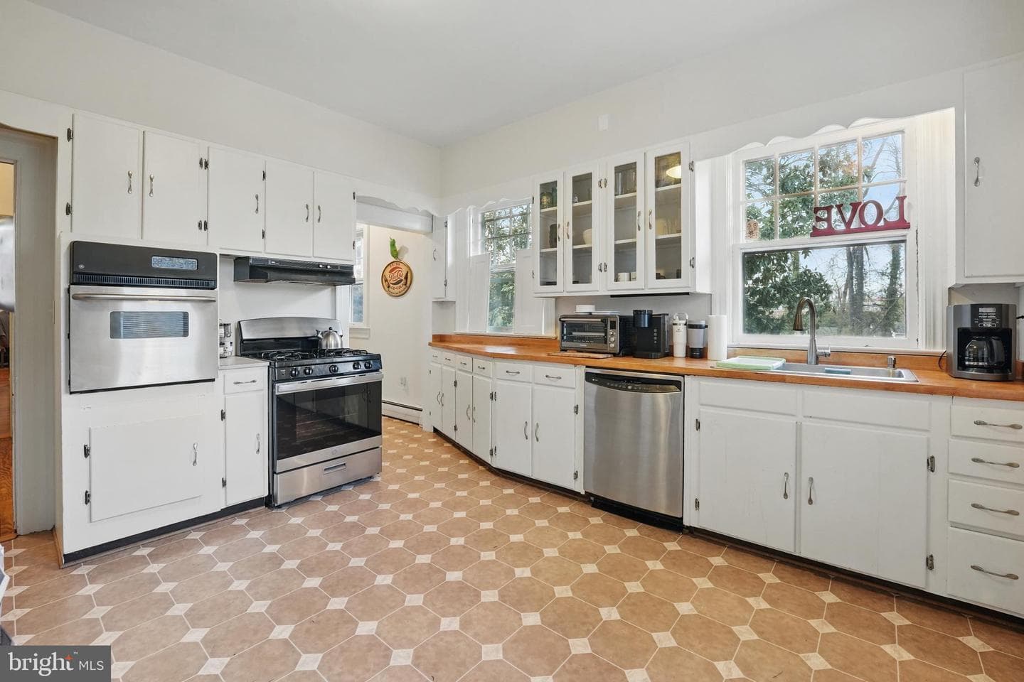 535 Winchester Street photo 9