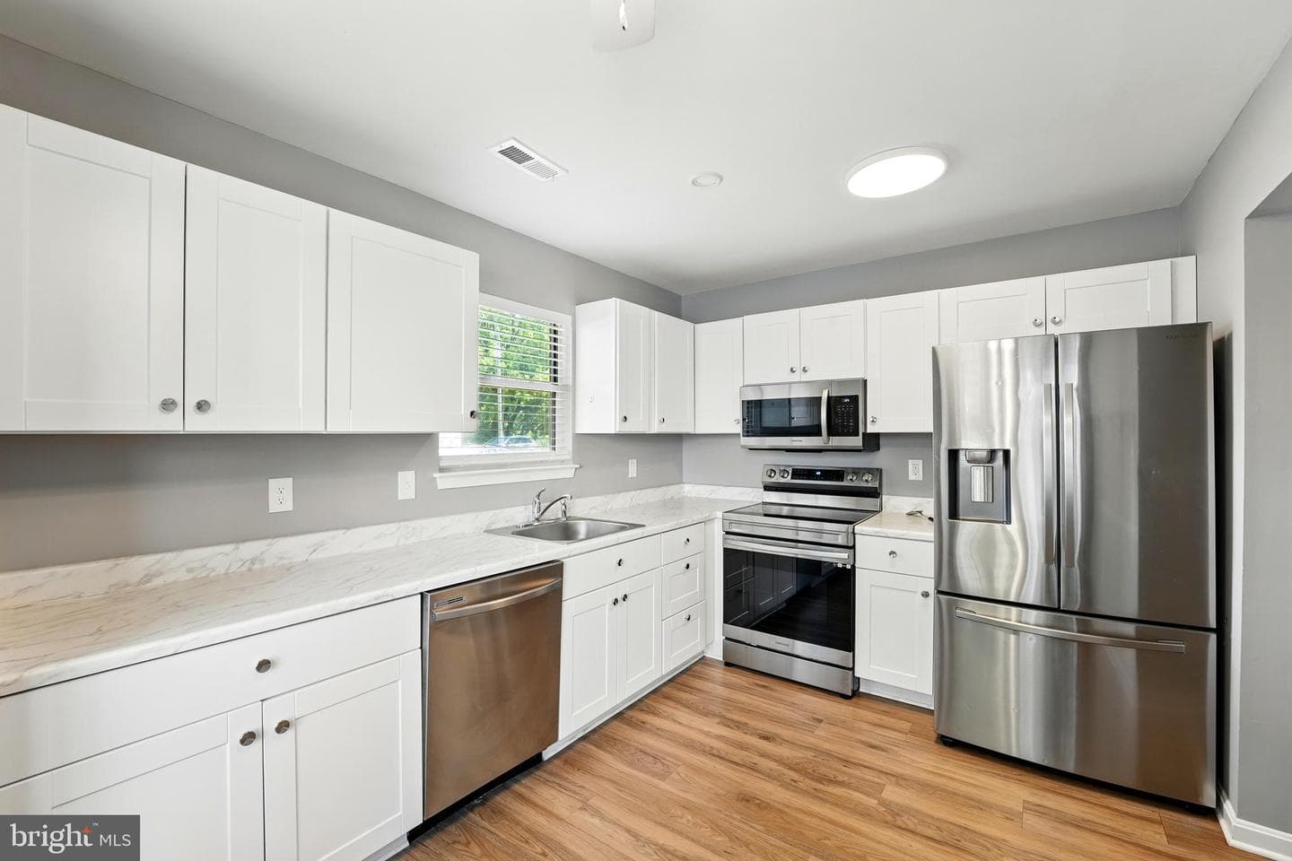 386 Falmouth Street photo 13