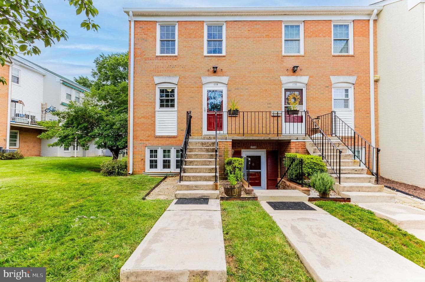 172 Leeds Court W photo 1