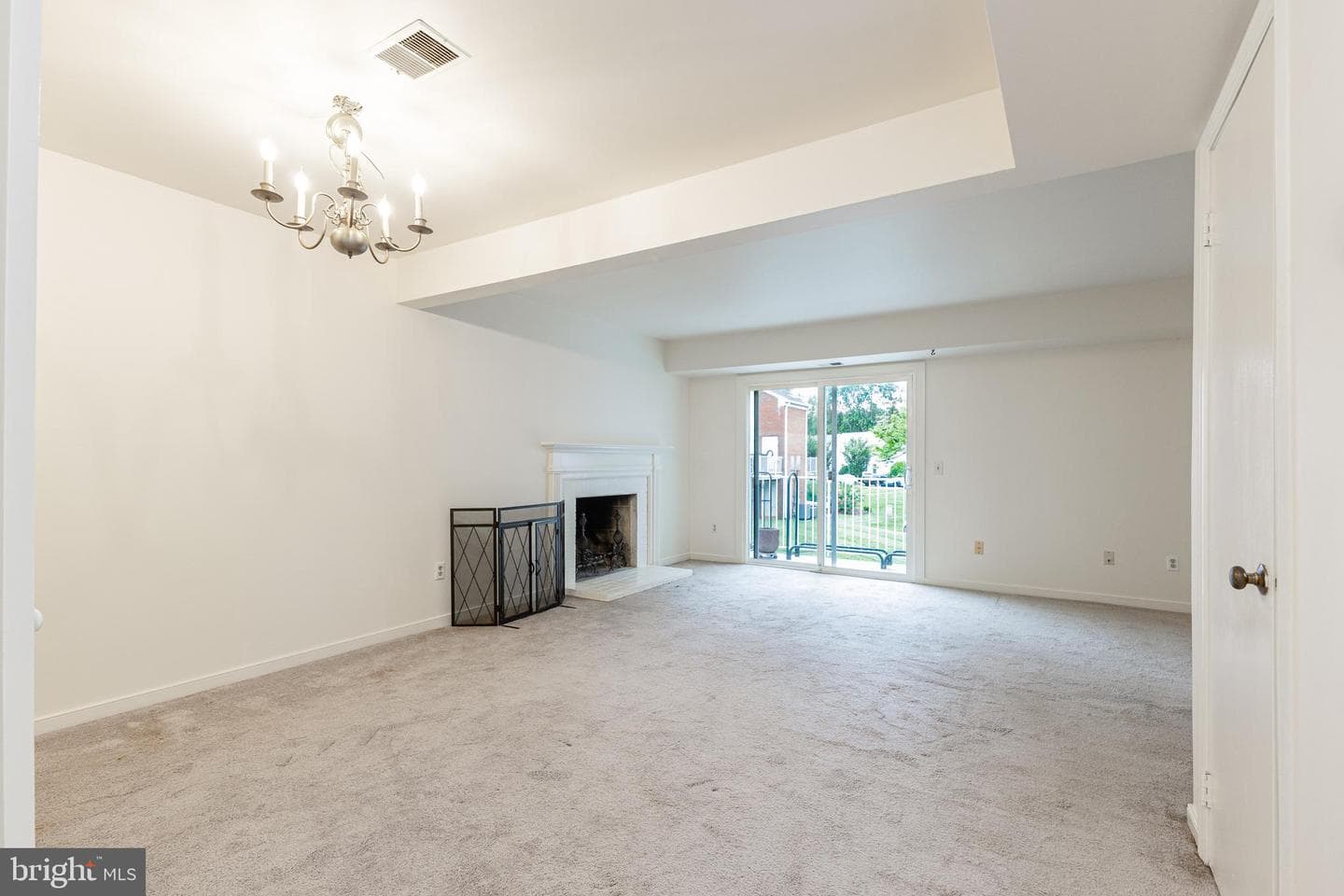 172 Leeds Court W photo 10