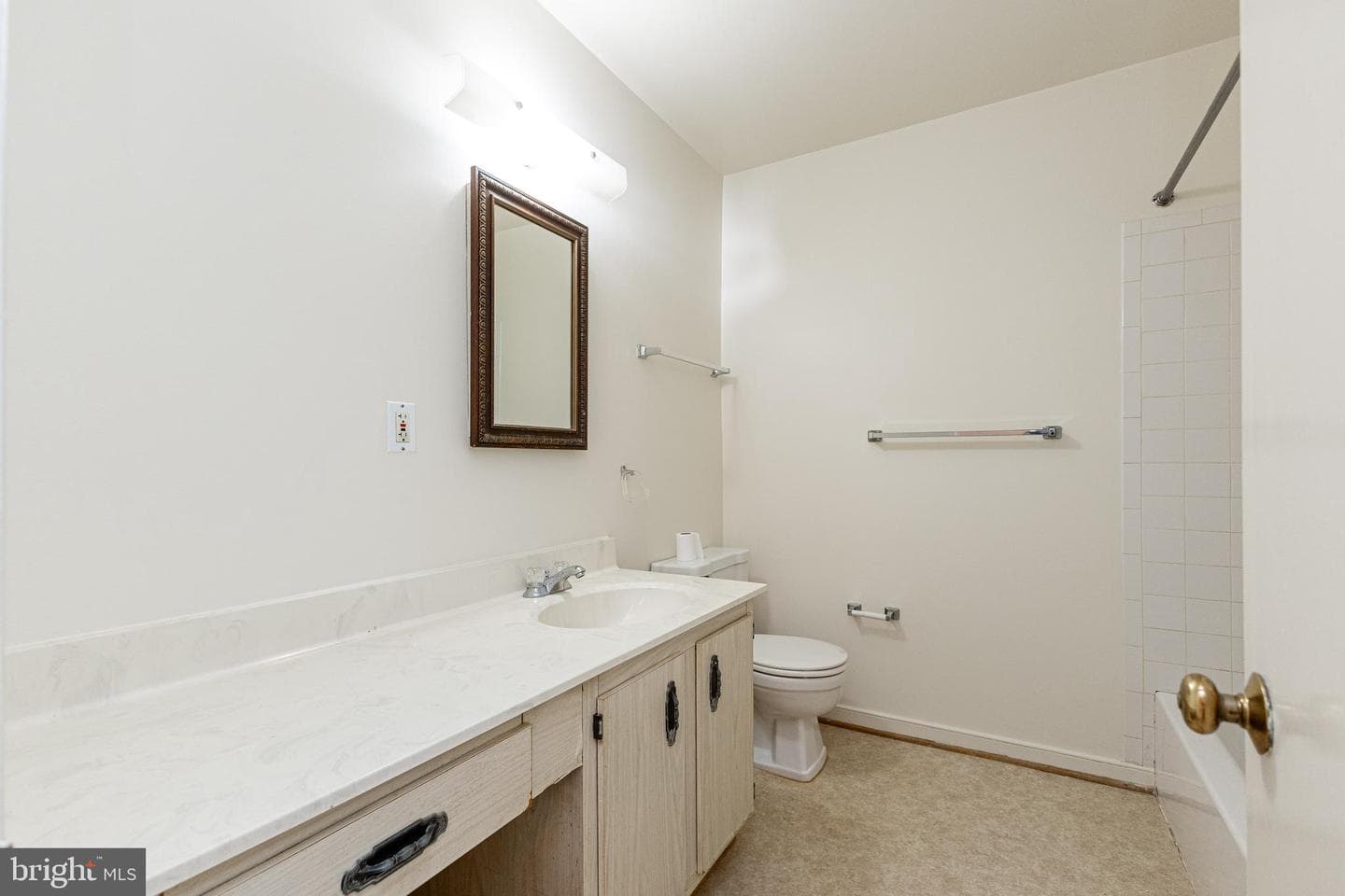 172 Leeds Court W photo 16