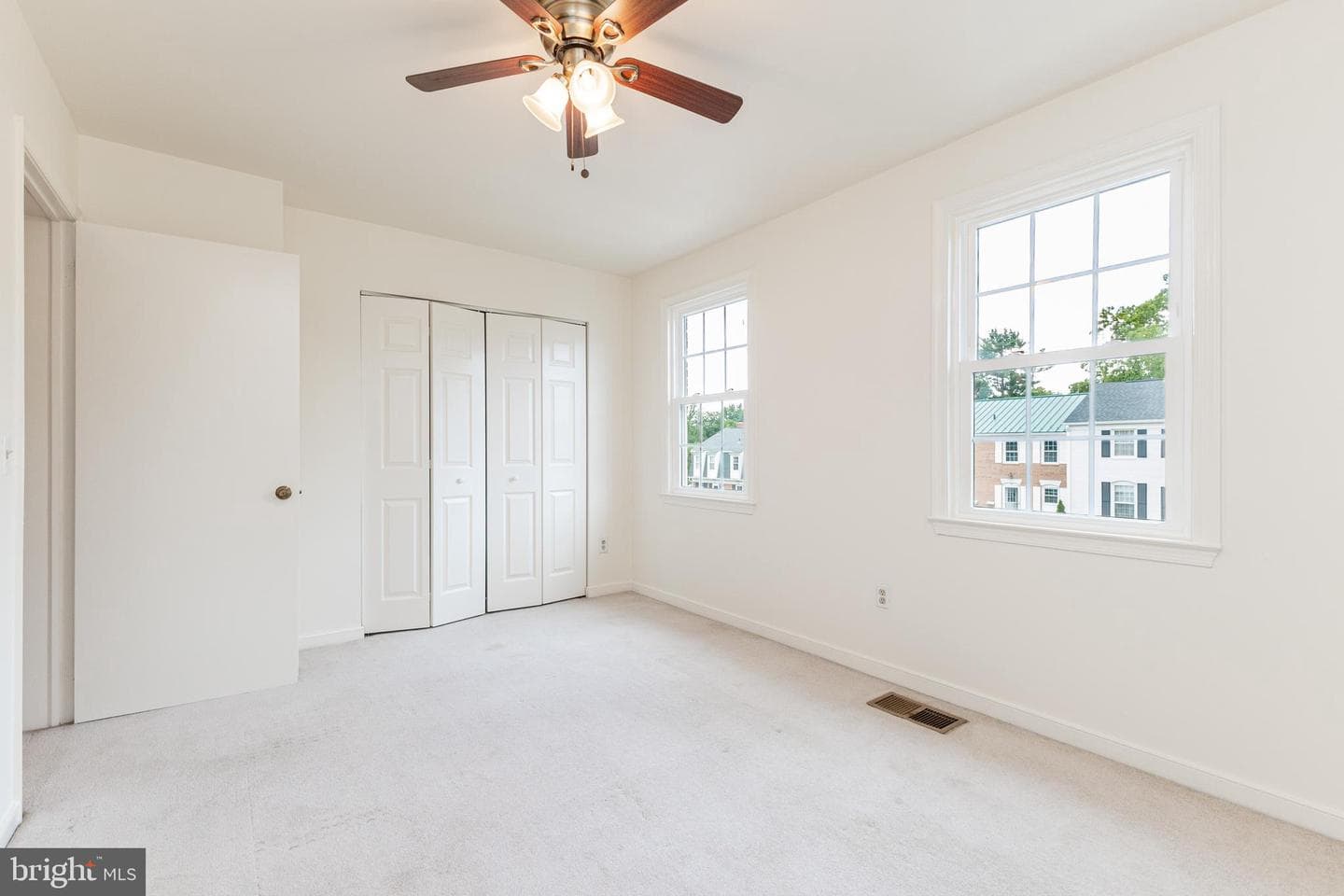 172 Leeds Court W photo 18