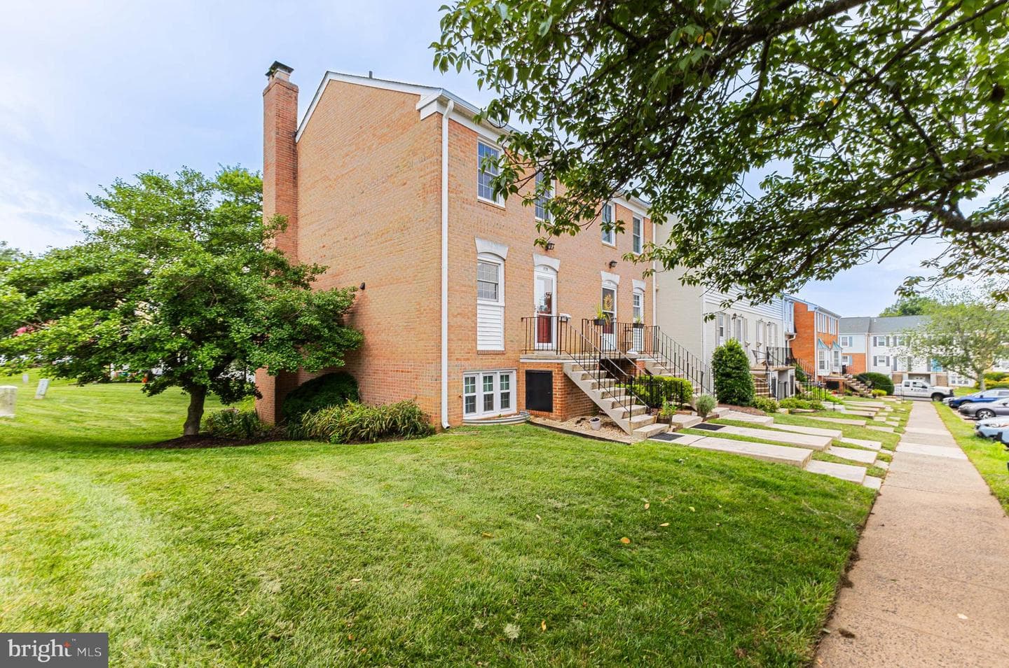 172 Leeds Court W photo 2