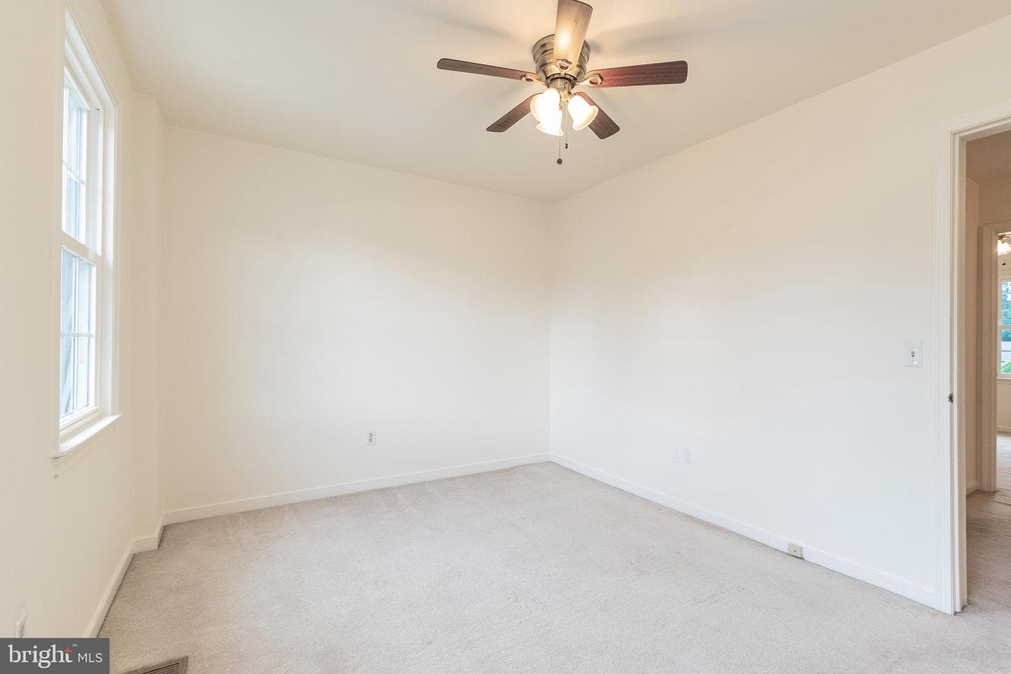 172 Leeds Court W photo 20