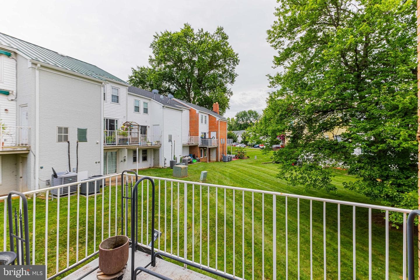 172 Leeds Court W photo 22
