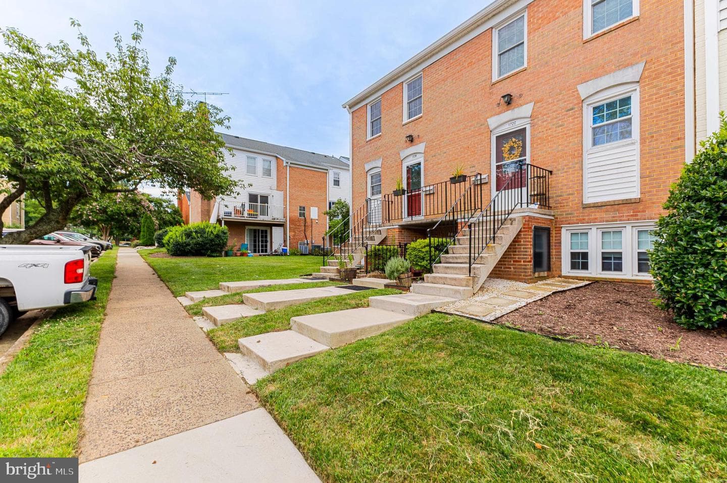 172 Leeds Court W photo 3