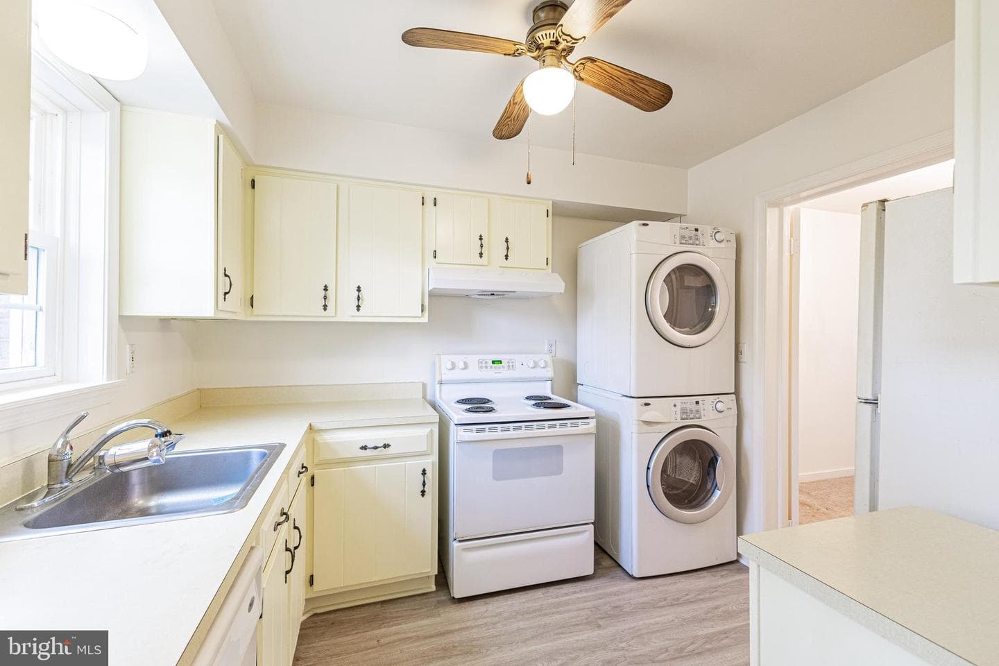 172 Leeds Court W photo 4