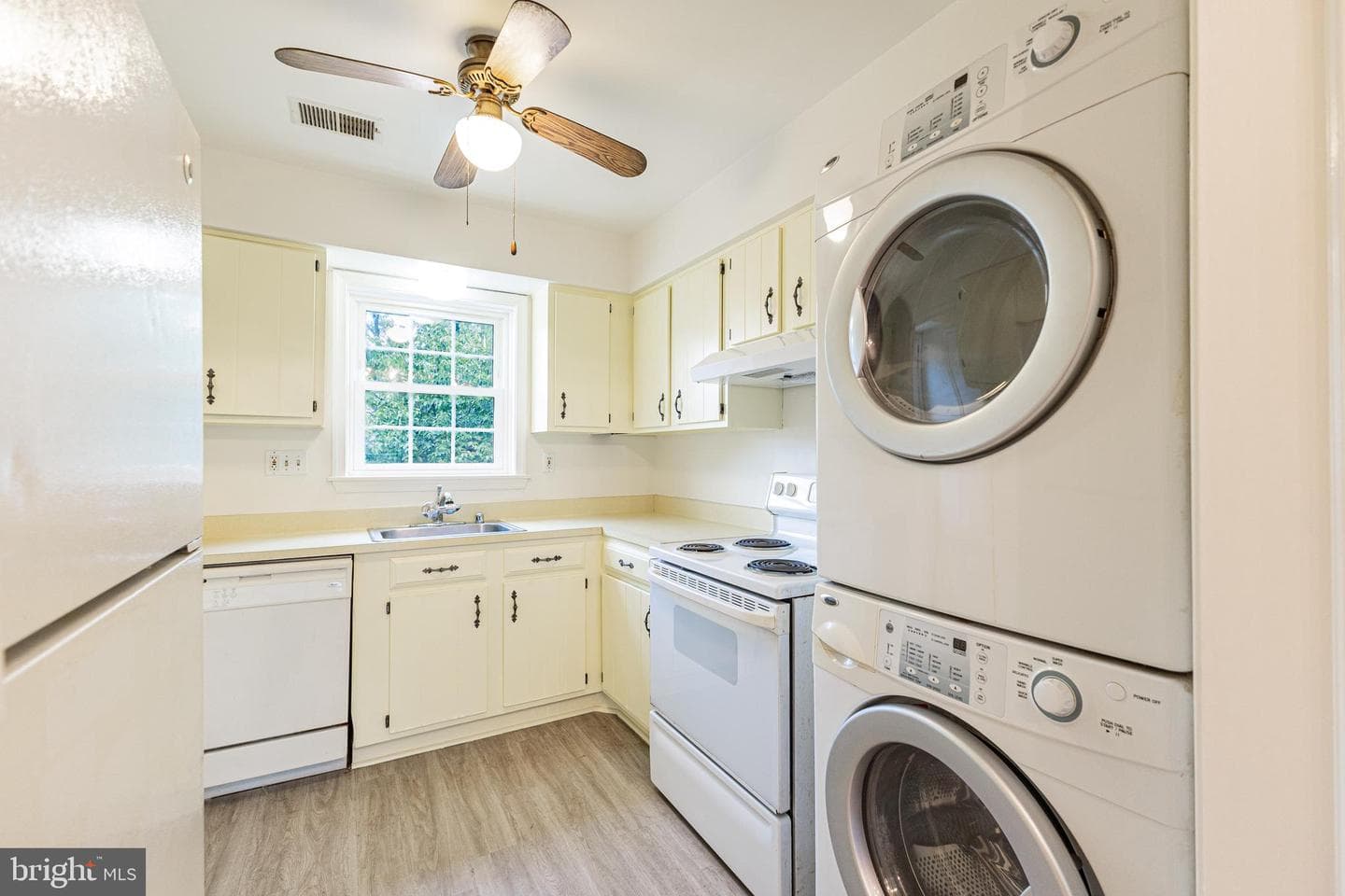 172 Leeds Court W photo 5