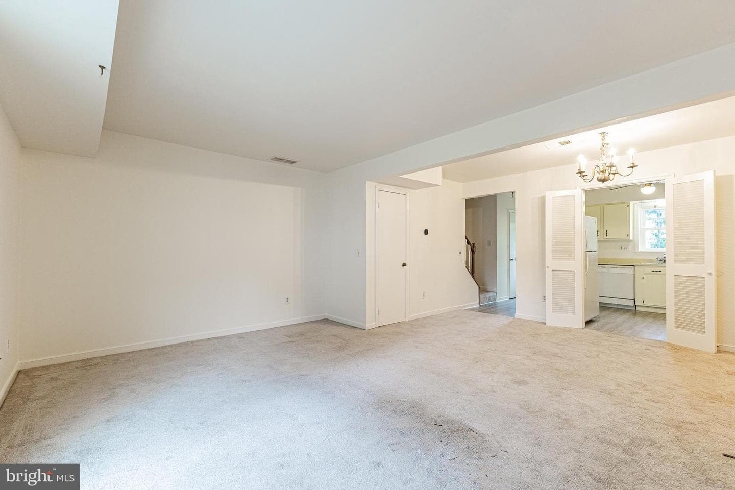 172 Leeds Court W photo 8