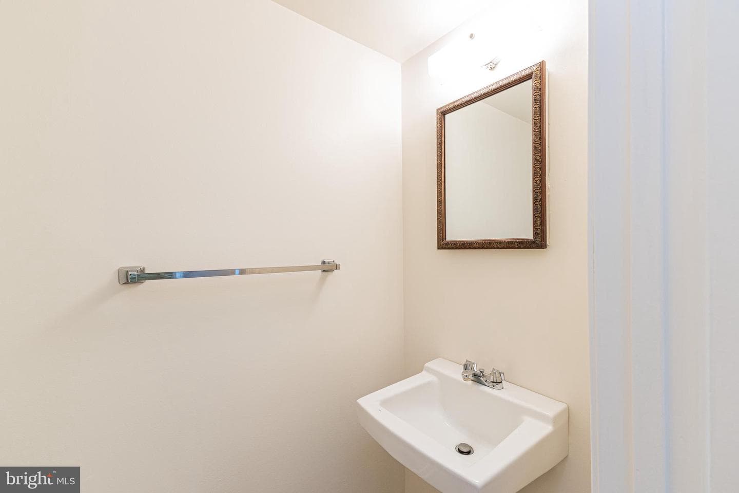 172 Leeds Court W photo 9