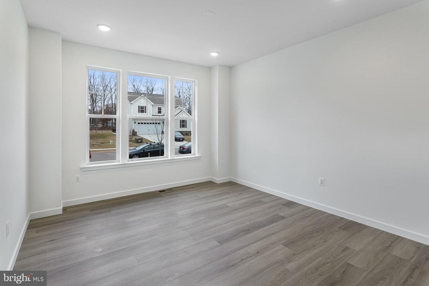 2083 Springvale Drive photo 5