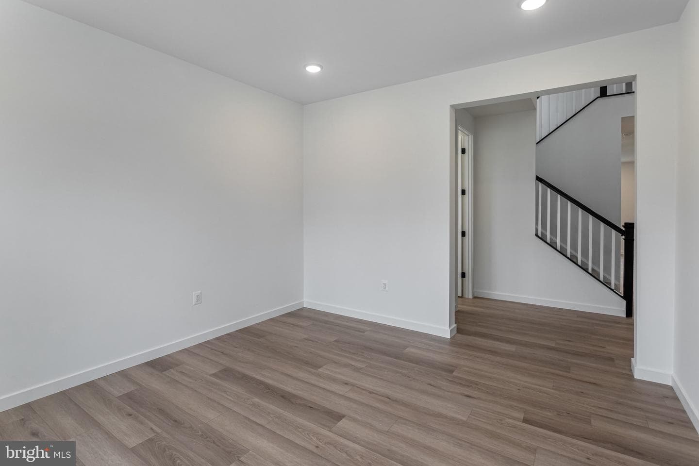2083 Springvale Drive photo 6