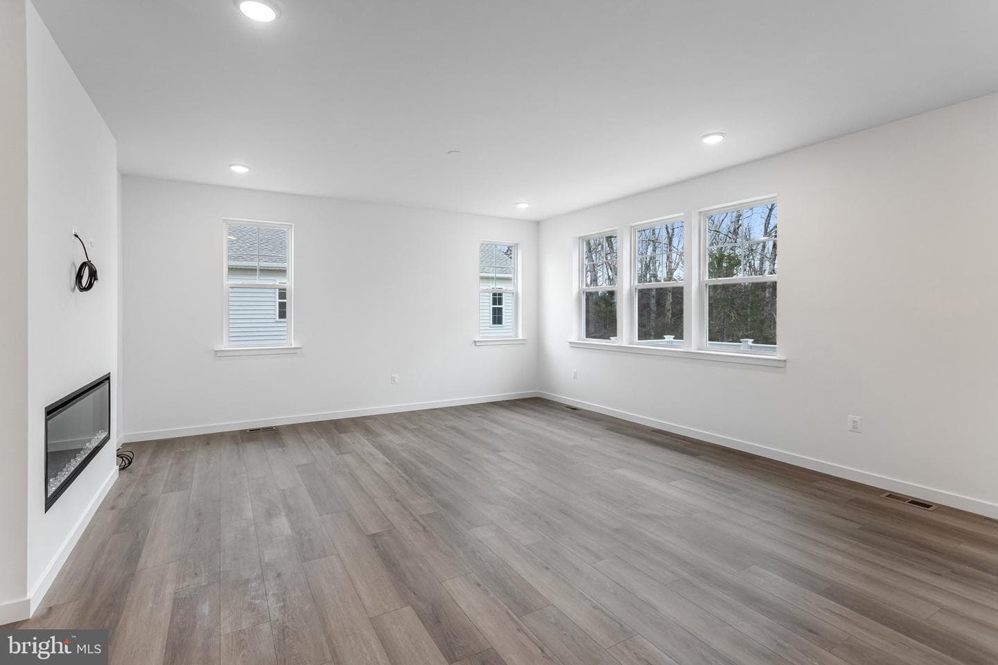 2083 Springvale Drive photo 9
