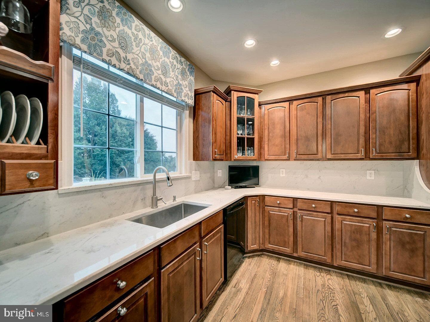 589 Pineview Court photo 10