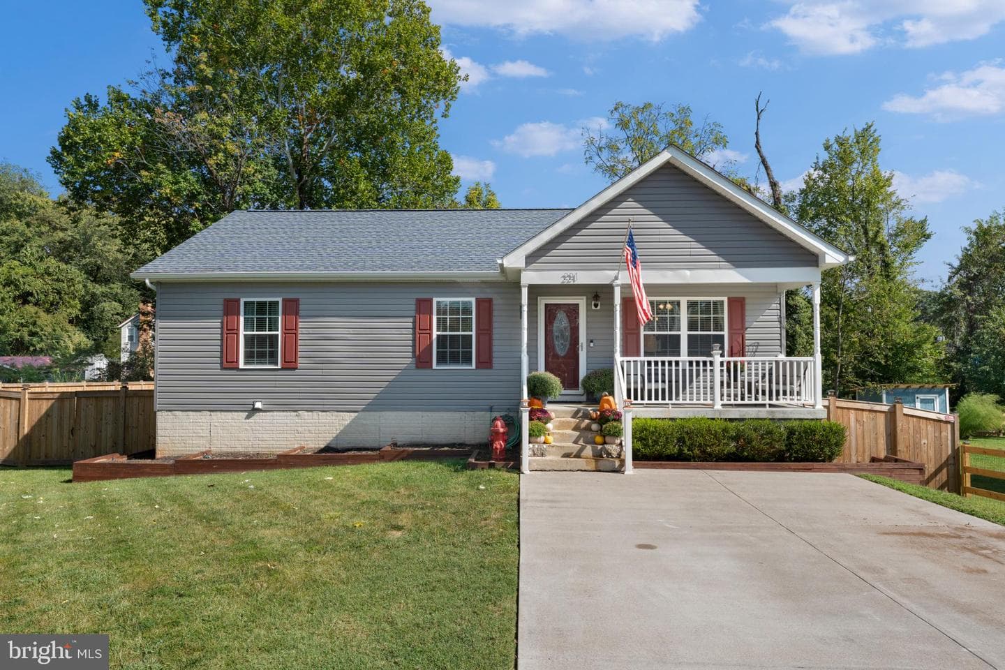 221 Linden Street photo 1