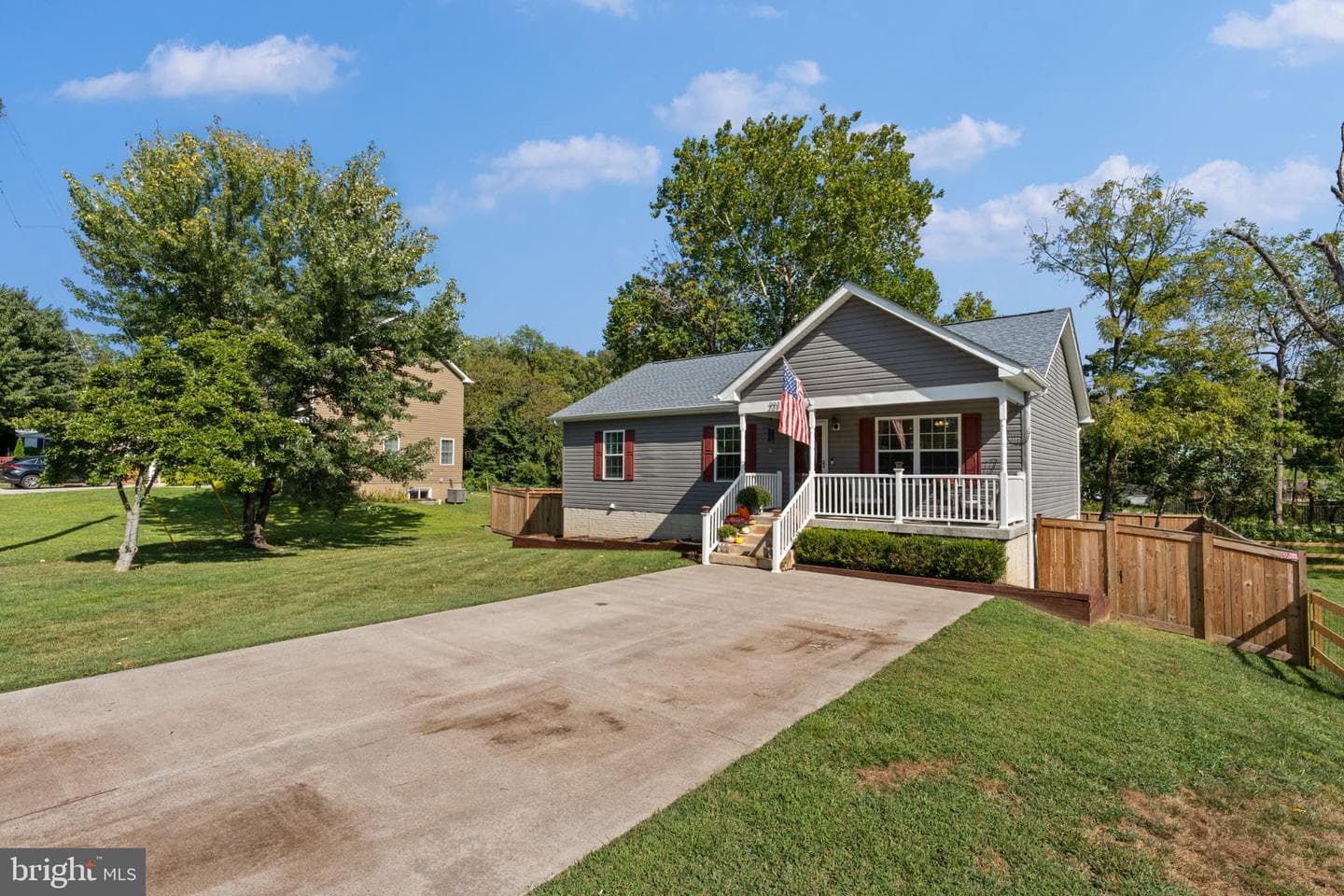 221 Linden Street photo 3