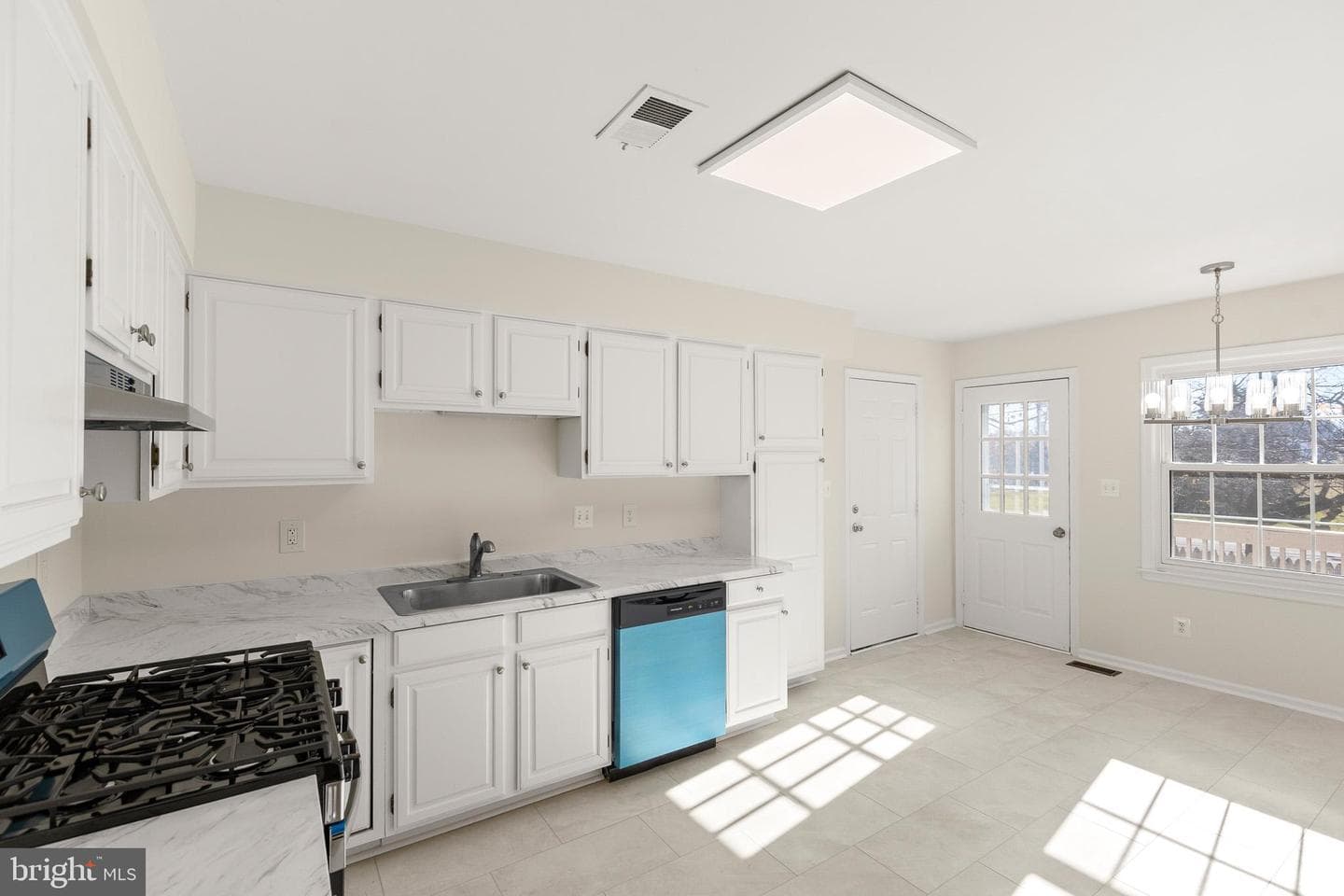562 Tiffany Court photo 10