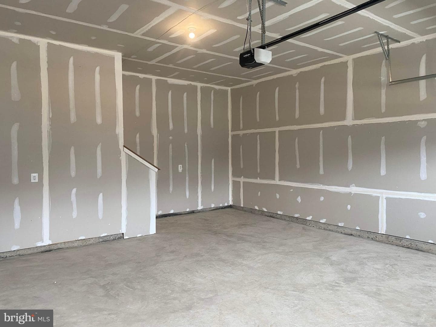 2067 Springvale Drive photo 32