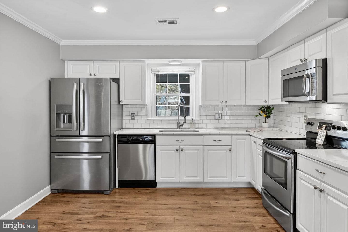 6389 Lancaster Drive photo 17